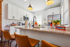 Fridge, microwave, oven, stovetop - NEW ATL Bungalow-Sun Room-BBQ-King Bed-Fenced Yard (Atlanta)