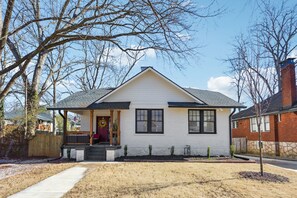 Exterior - Charming Bungalow in the Heart of Capital View ATL (Atlanta)