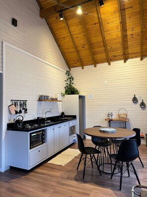 Presidential Cabin, Fireplace, Garden View | Private kitchen | Fridge, microwave, cookware/dishes/utensils, dining tables