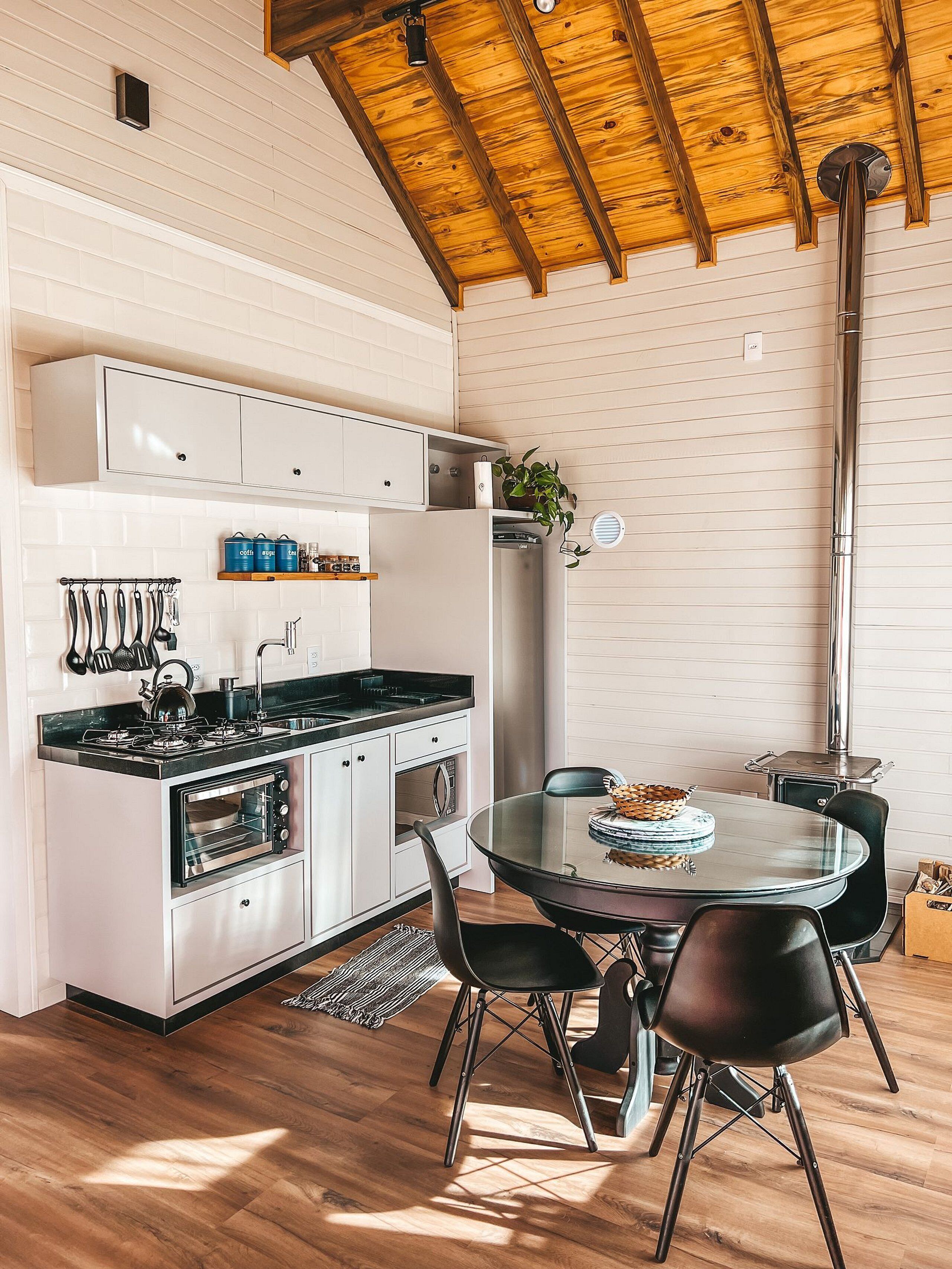 Kabin Romantis, perapian, pemandangan kebun | Dapur pribadi | Lemari es, microwave, peralatan masak/sendok-piring, dan meja makan