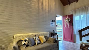 家庭小屋, 壁爐, 花園景 | 客廳 | 42 吋智能電視連數碼電視頻道、Netflix、串流服務