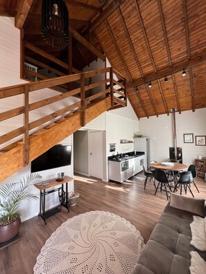 家庭小屋, 壁爐, 花園景觀 | 起居區 | 42-吋智慧型電視、數位頻道、Netflix、串流服務