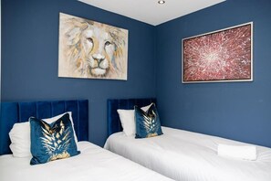 6 quartos, ferros/tábuas de passar roupa, Wi-Fi de cortesia