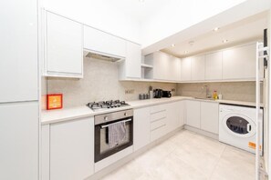 Réfrigérateur, micro-ondes, four, lave-vaisselle