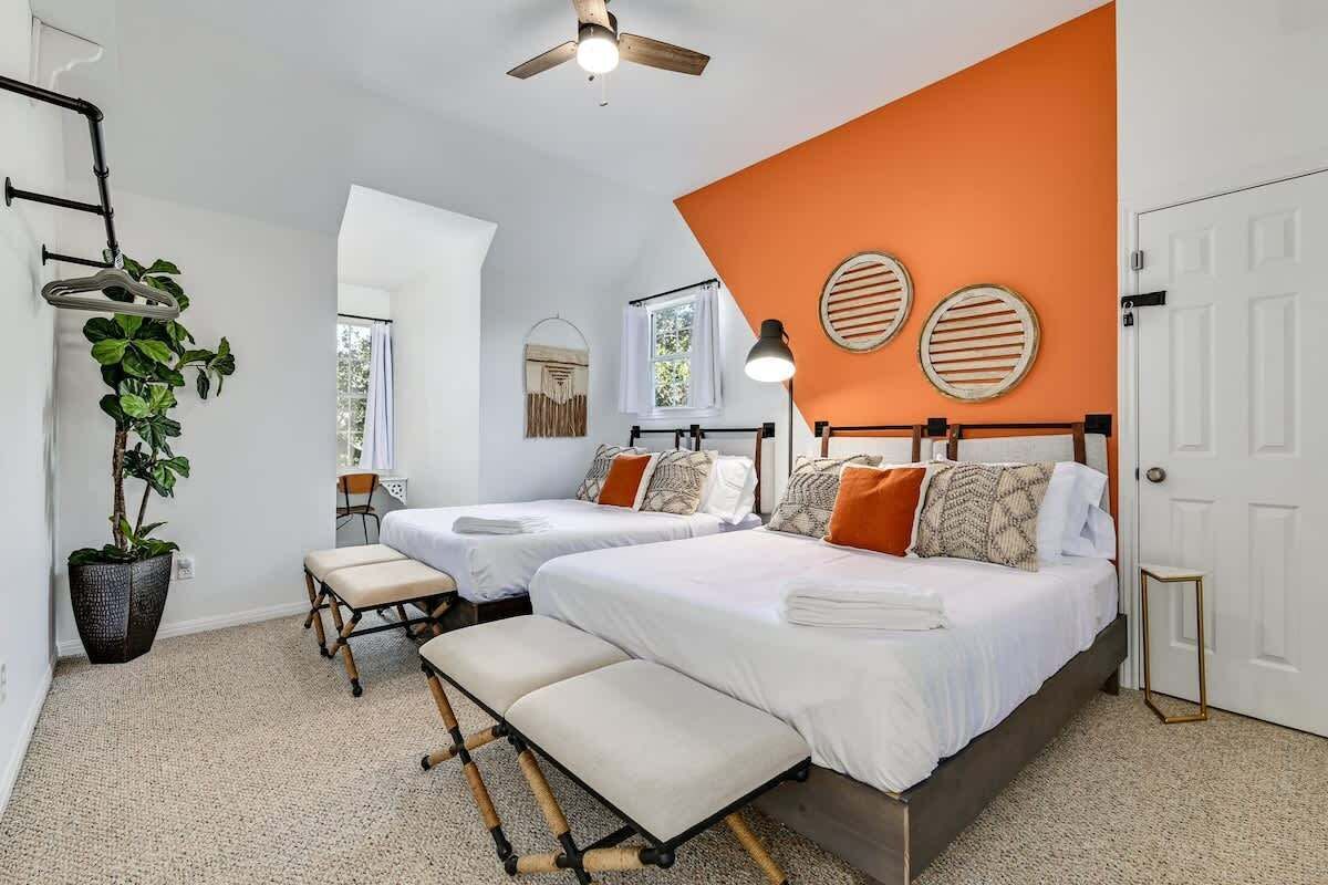 6 bedrooms, iron/ironing board, WiFi (free), bed sheets
