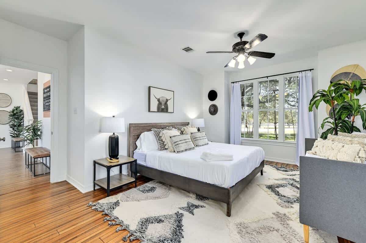 6 bedrooms, iron/ironing board, WiFi (free), bed sheets