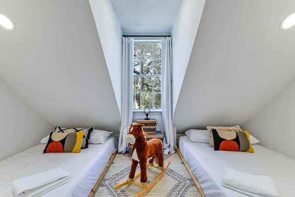 6 bedrooms, iron/ironing board, free WiFi, bed sheets