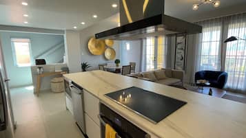 Apartamento, vista para o oceano | Cozinha privada | Geladeira grande, micro-ondas, fogão, cooktop