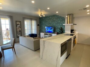 Refrigerador con freezer, microondas, horno, placa de cocina