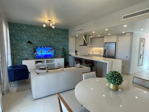 Una televisión de pantalla plana