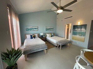 2 habitaciones, cortinas blackout y tabla de planchar con plancha