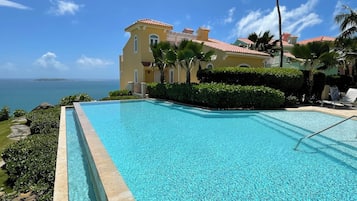 2 kolam renang terbuka