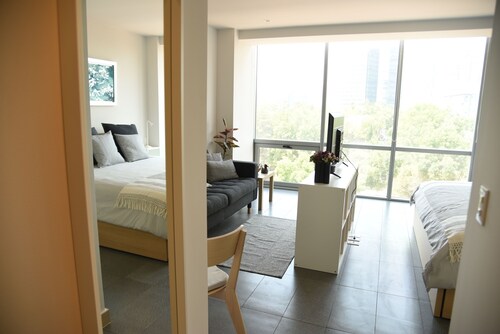 Estudio Súper Ubicado Cama King con Alberca, Gimnasio, Sports bar y Kids Club