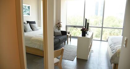 Estudio Súper Ubicado Cama King con Alberca, Gimnasio, Sports bar y Kids Club