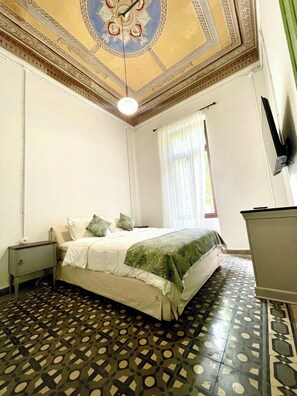 2 quartos, ferros/tábuas de passar roupa, Wi-Fi, roupa de cama