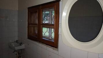 Dusj, håndklær, såpe og toalettpapir