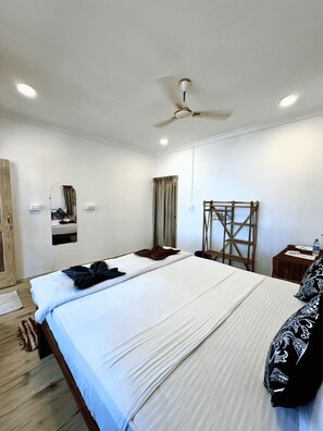 1 bedroom, WiFi, bed sheets - Secret Garden - Premium Hut #3 (Agonda)