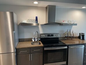 Geladeira, micro-ondas, fogão, cooktop