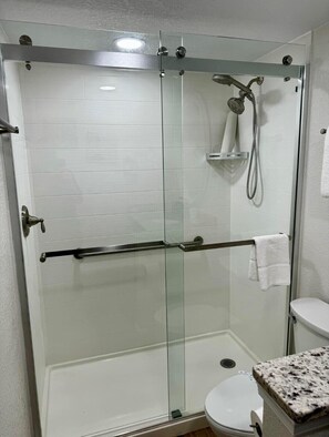 SĂšche-cheveux, serviettes fournies, papier toilette