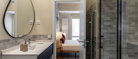 3 chambres, fer et planche à repasser, Wi-Fi gratuit, draps fournis