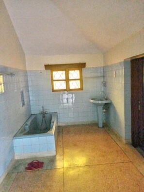 Regadera, toallas, jabón, papel de baño