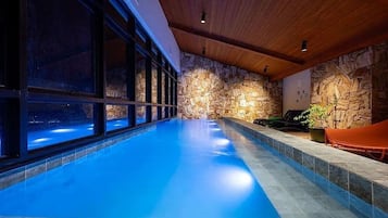 Piscina coberta, piscina a l'aire lliure, para-sols i gandules