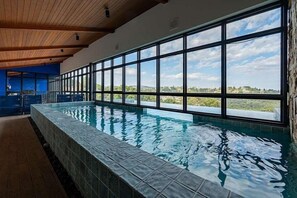 Indoor pool, outdoor pool, pool umbrellas, sun loungers - Apartamento sofisticado Campos do Jordão (Campos do Jordão)