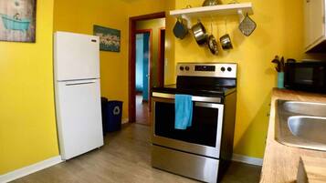 Kylskåp, mikrovågsugn, ugn och spishäll