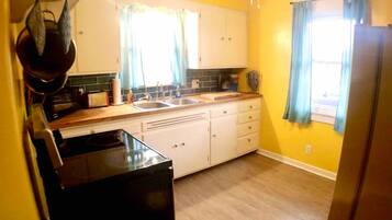 Een koelkast, een magnetron, een oven, een kookplaat