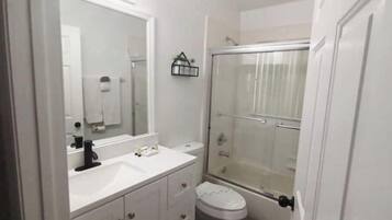 Serviettes fournies, savon, shampoing, papier toilette