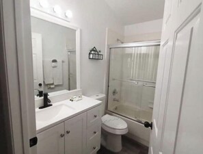 Handtücher, Seife, Shampoo, Toilettenpapier