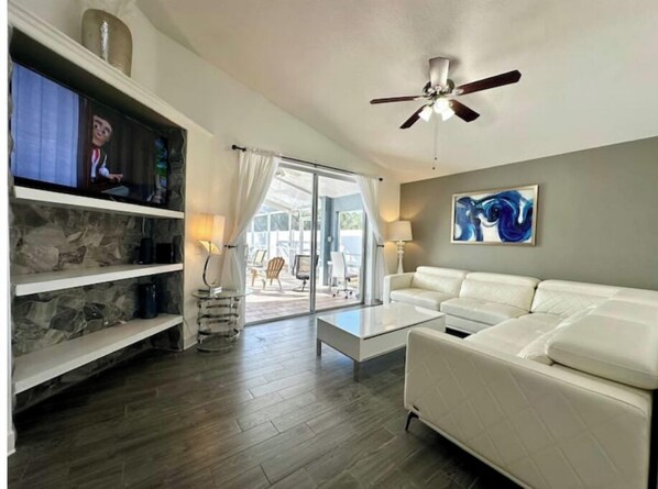 Living area - Comfy Home Near Theme Parks (Kissimmee)