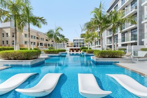 สระว่ายน้ำกลางแจ้ง