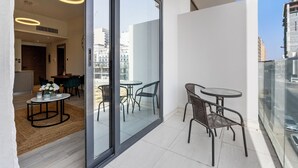 Un appartement moderne doté d’un balcon, d’un coin repas et d’une cuisine.