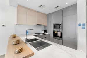 คลาสสิกอพาร์ทเมนท์, ระเบียง, วิวเมือง | ครัวส่วนตัว | ตู้เย็น, ไมโครเวฟ, เตาอบ, เตาประกอบอาหาร