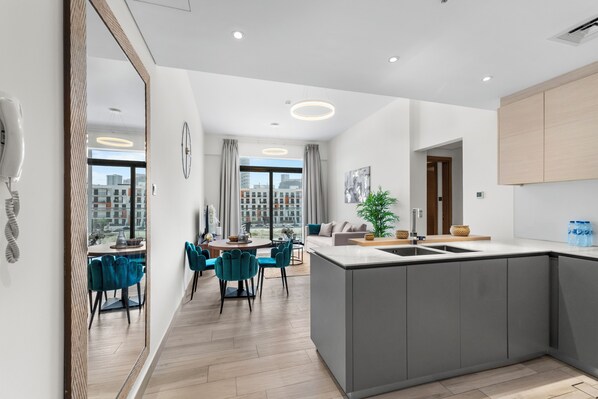 คลาสสิกอพาร์ทเมนท์, ระเบียง, วิวเมือง | ครัวส่วนตัว | ตู้เย็น, ไมโครเวฟ, เตาอบ, เตาประกอบอาหาร