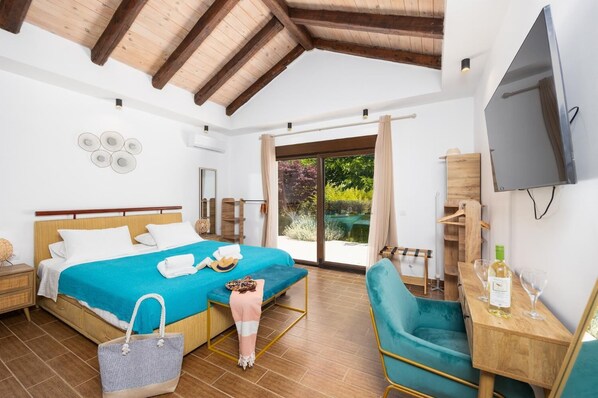 Une chambre à coucher comprenant un lit, une télévision, un bureau avec une chaise et une vue sur l’extérieur.