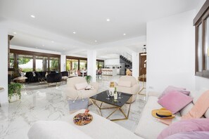 TV, fireplace, DVD player, ping pong - Villa Wild Willow - Six Bedroom Villa, Sleeps 16 (Potamos)