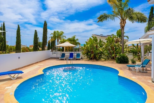 Villa Corallina - Four Bedroom Villa, Sleeps 9