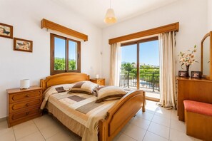 4 habitaciones, tabla de planchar con plancha y ropa de cama