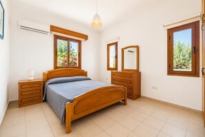 4 habitaciones, tabla de planchar con plancha y ropa de cama
