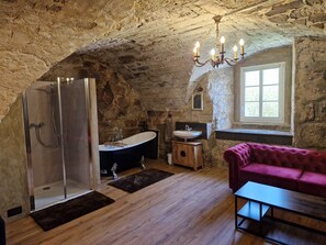 Asciugacapelli, asciugamani, sapone, carta igienica