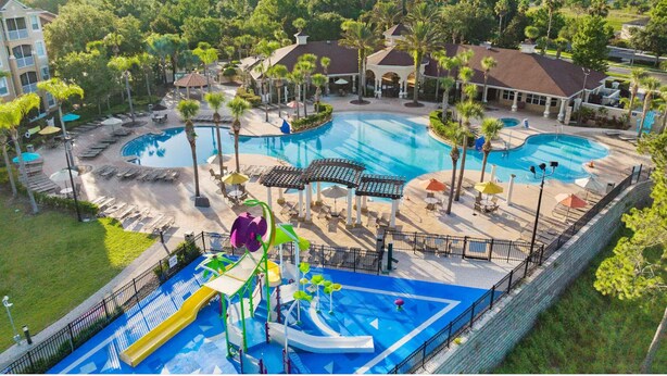 Un resort con varias piscinas, parque acuático y zonas de descanso.