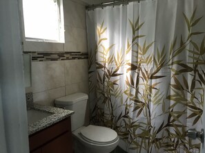 Doccia, asciugacapelli, asciugamani, sapone