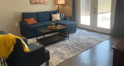 Modern 2-bedroom cottage in tranquil downtown Mount Vernon!