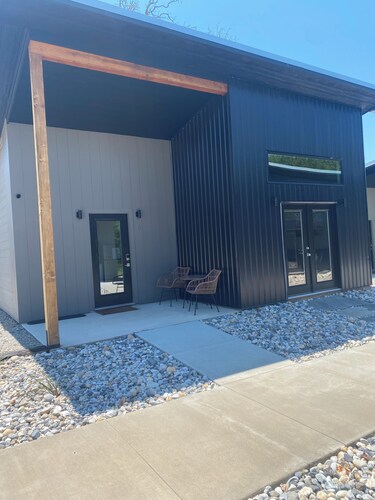 Modern 2-bedroom cottage in tranquil downtown Mount Vernon!