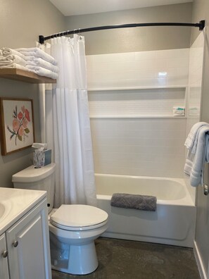 مجففات شعر، مناشف، صابون، شامبو