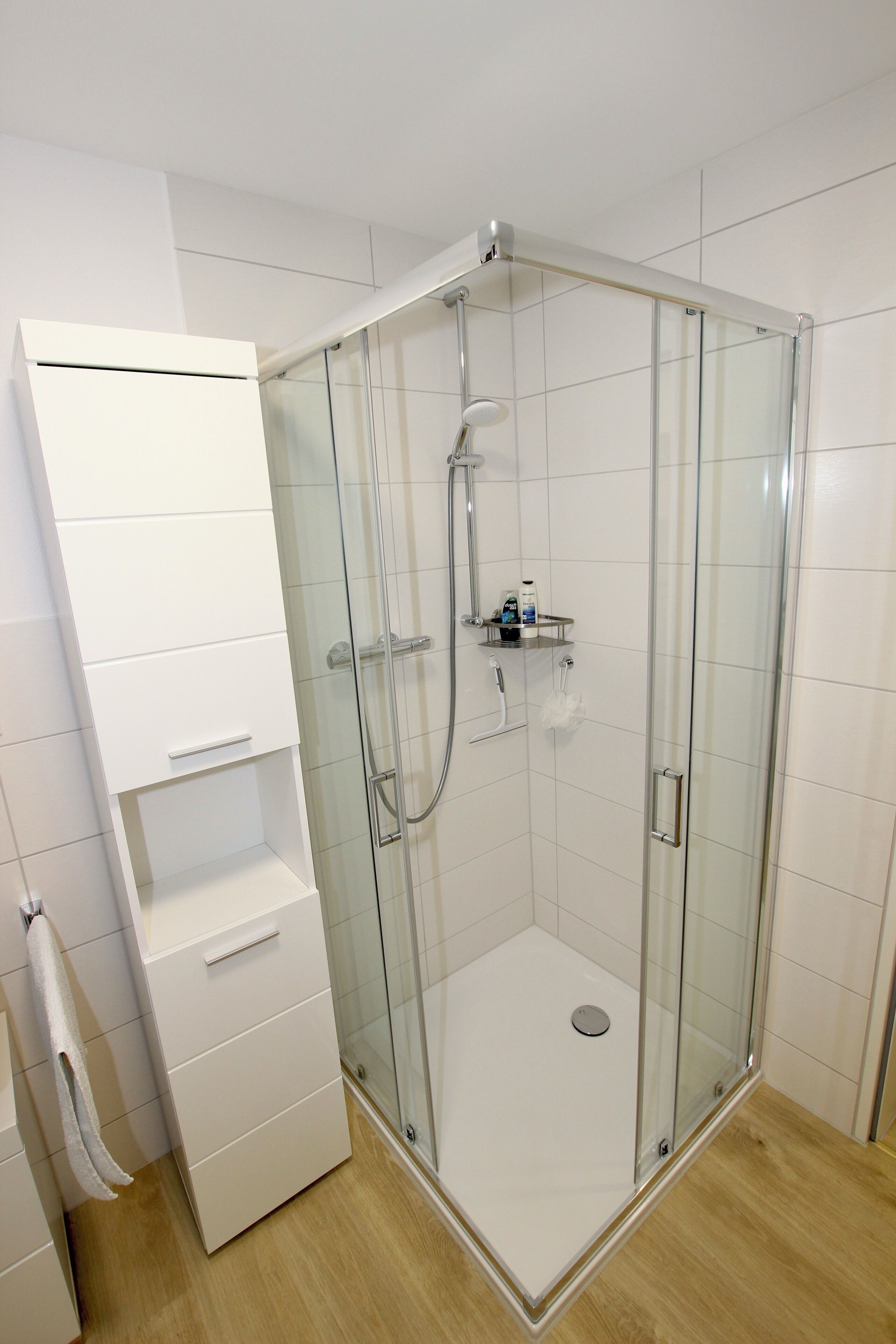 Een douche, een haardroger, handdoeken, zeep