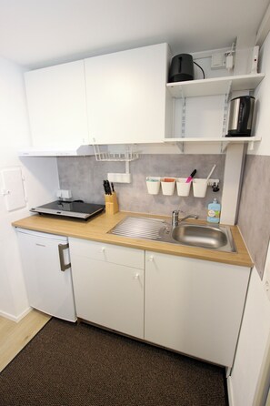 Frigorífico, microondas, placa de cocina y cafetera o tetera