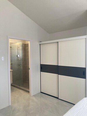 Haartrockner, Handtücher, Seife, Shampoo